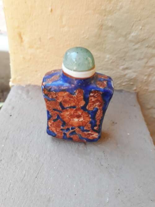 VINTAGE GORGEOUS ORIENTAL HAND PAINTED SNUFF BOTTLE WITH CHRYSANTHEMUM & LEAF DECOR, SIGNED