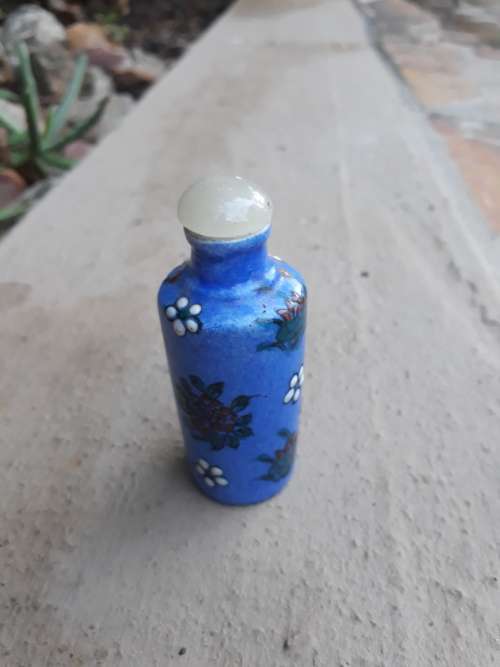 VINTAGE ORIENTAL HAND PAINTED SNUFF BOTTLE, BLUE  WITH FLORAL MARKED HONG KONG