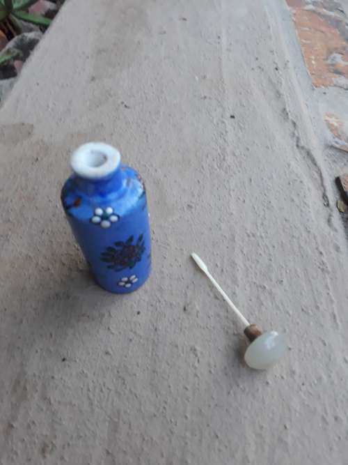 VINTAGE ORIENTAL HAND PAINTED SNUFF BOTTLE, BLUE  WITH FLORAL MARKED HONG KONG