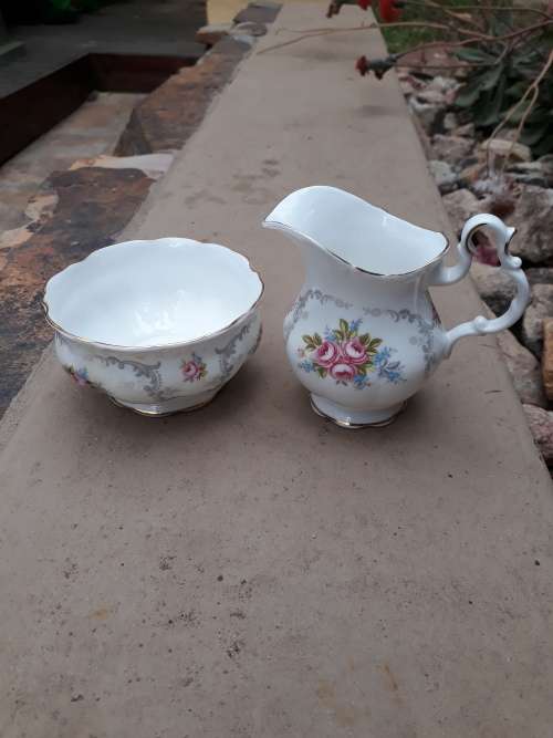 ROYAL ALBERT VINTAGE TRANQUILITY SMALLER SUGAR BOWL (DAMAGED CREAMER THROWN IN)