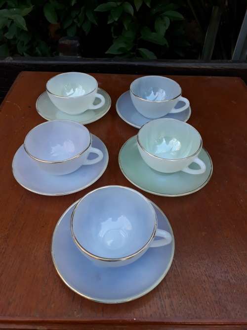 HIGHLY COLLECTABLE ARCOPAL FRANCE LUSTRE HARLEQUIN 1960'S CUPS & SAUCERS X5