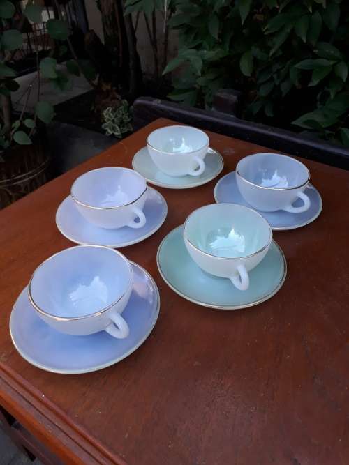 HIGHLY COLLECTABLE ARCOPAL FRANCE LUSTRE HARLEQUIN 1960'S CUPS & SAUCERS X5