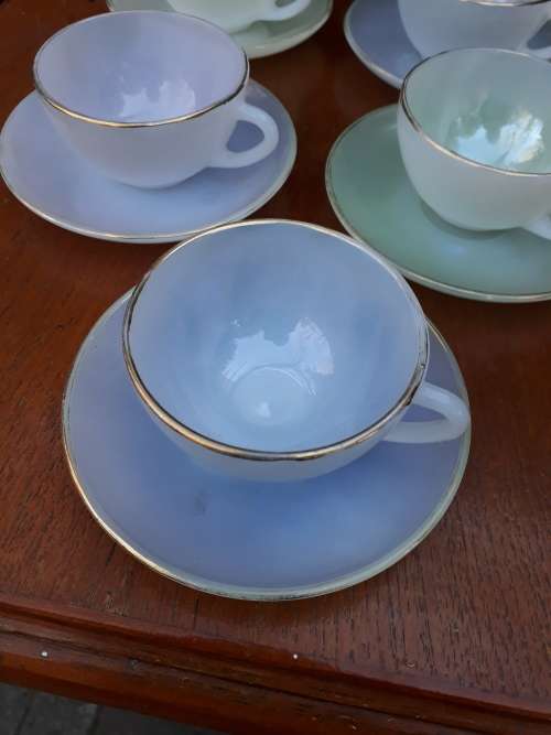 HIGHLY COLLECTABLE ARCOPAL FRANCE LUSTRE HARLEQUIN 1960'S CUPS & SAUCERS X5