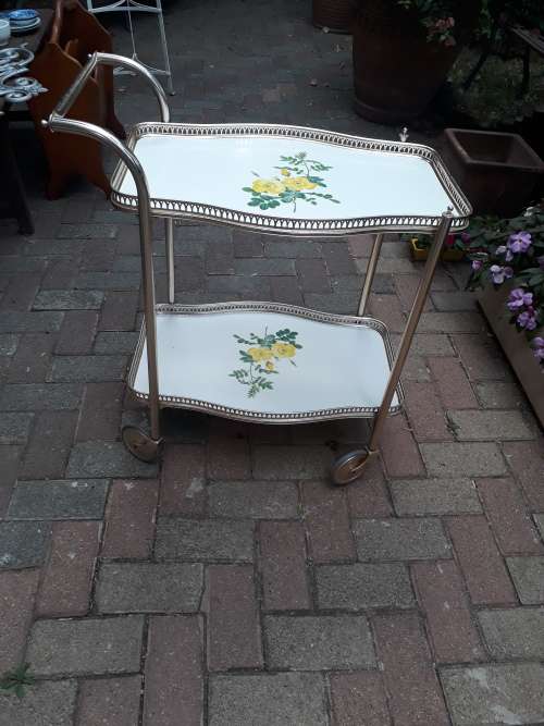 VINTAGE RETRO LIGHT GOLD TONE ALUMINIUM & ROSE DECORATED TEA / DRINKS TROLLEY / CASTORS