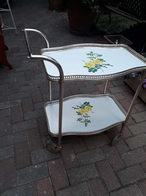VINTAGE RETRO LIGHT GOLD TONE ALUMINIUM & ROSE DECORATED TEA / DRINKS TROLLEY / CASTORS