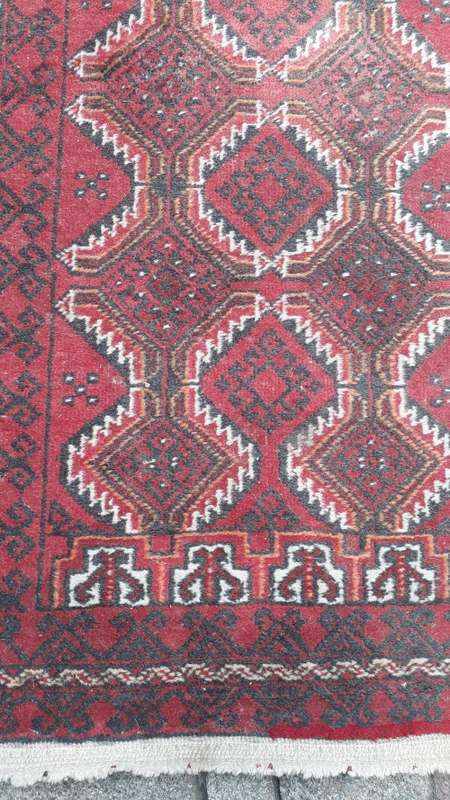 FOR CONSIDERATION A SMALL HAND KNOTTED PERSIAN/ORIENTAL BALOUCH RUG GEOMETRIC