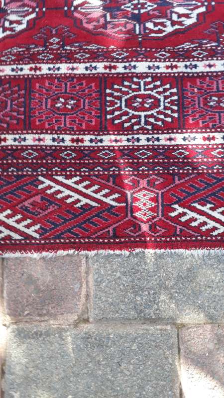 BEAUTIFUL FINELY HAND KNOTTED ORIENTAL PERSIAN STYLE MORI BOKHARA KARACHIYPICAL RED TONES RUG/CARPET