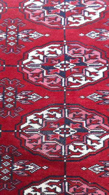 BEAUTIFUL FINELY HAND KNOTTED ORIENTAL PERSIAN STYLE MORI BOKHARA KARACHIYPICAL RED TONES RUG/CARPET