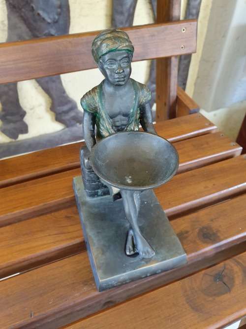 4 ROBSTRIKES ME AS A BRONZE (HEAVY). A BLACKAMOOR FIGURINE ON BASE WITH TRAY GREEN and GILT CLOTHING