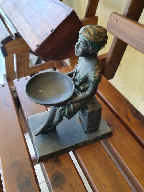 4 ROBSTRIKES ME AS A BRONZE (HEAVY). A BLACKAMOOR FIGURINE ON BASE WITH TRAY GREEN and GILT CLOTHING