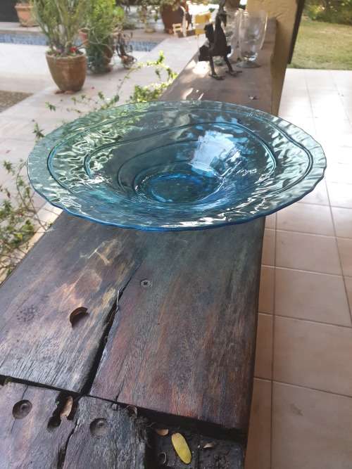 STUNNING GLASS FRUIT OR OTHER BOWL, IN BLUE WITH DIMPLE AND RIBBING DETAIL