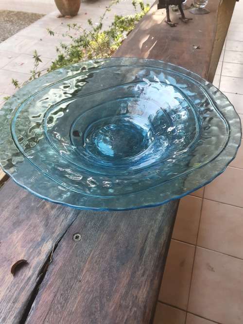 STUNNING GLASS FRUIT OR OTHER BOWL, IN BLUE WITH DIMPLE AND RIBBING DETAIL