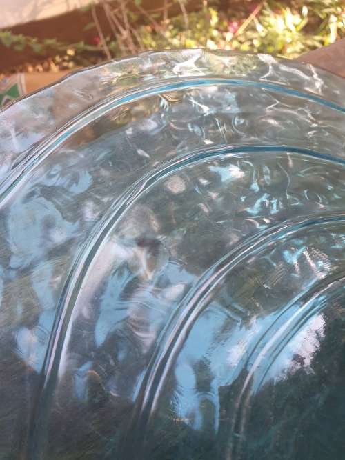 STUNNING GLASS FRUIT OR OTHER BOWL, IN BLUE WITH DIMPLE AND RIBBING DETAIL