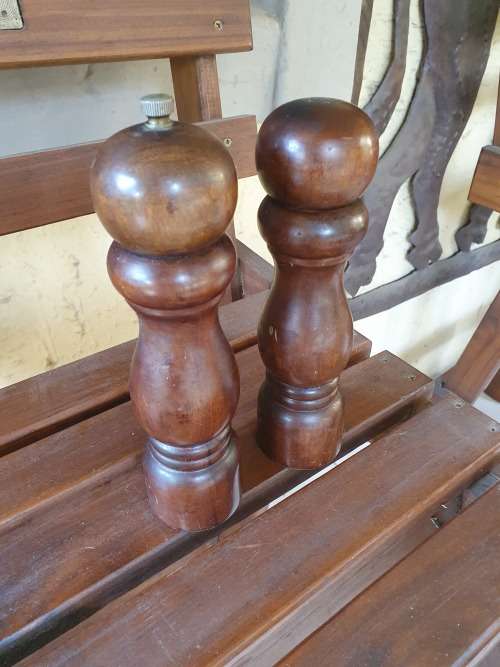 WOOD SALT  AND WOOD PEPPER GRINDER SET