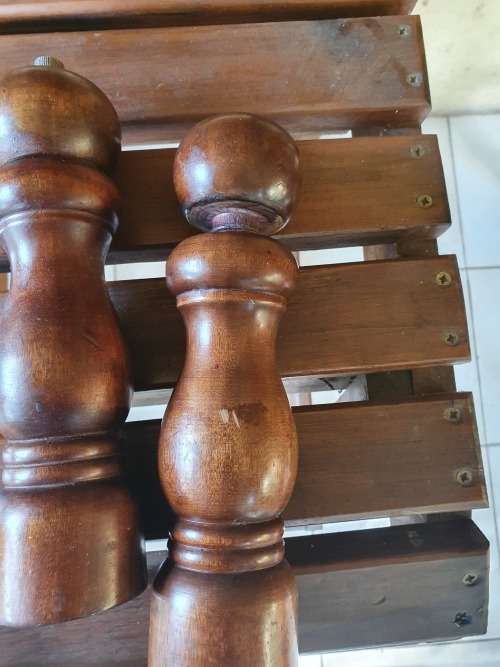 WOOD SALT  AND WOOD PEPPER GRINDER SET