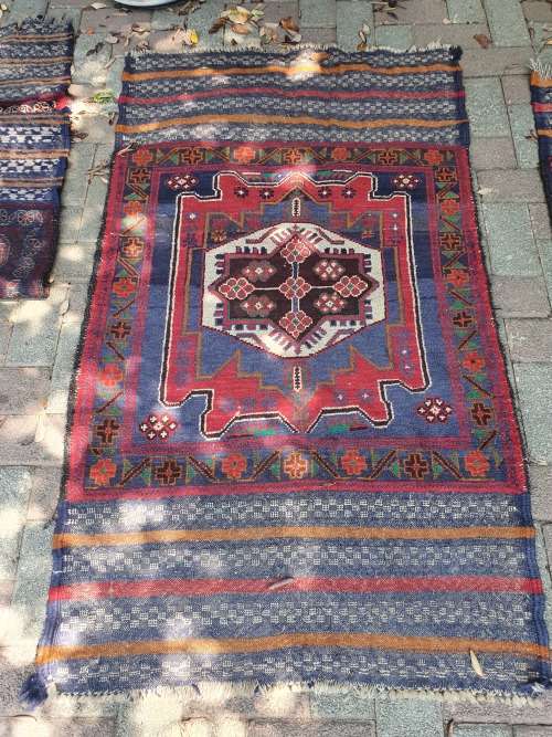 LOVELY PERSIAN / ORIENTAL TRIBAL HAND KNOTTED WOVEN RUG GEOMETRIC FLORAL 149CM BY 84CM NO 3