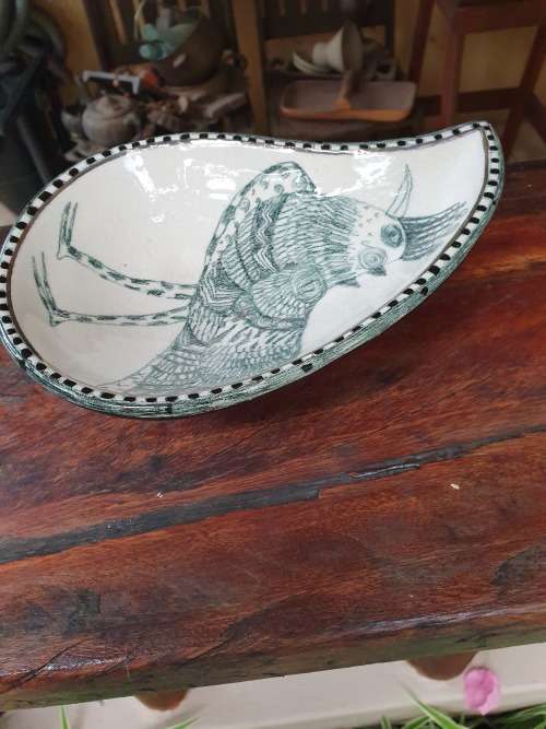 UNIQUE & QUIRKY VINTAGE LINDA HOJEM CERAMICS CRAZY CHICKEN BOWL WITH TRIPOD FEET (SIGNED AT BASE)