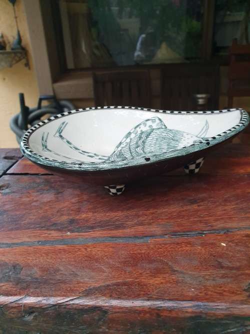 UNIQUE & QUIRKY VINTAGE LINDA HOJEM CERAMICS CRAZY CHICKEN BOWL WITH TRIPOD FEET (SIGNED AT BASE)