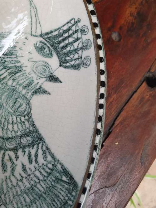 UNIQUE & QUIRKY VINTAGE LINDA HOJEM CERAMICS CRAZY CHICKEN BOWL WITH TRIPOD FEET (SIGNED AT BASE)