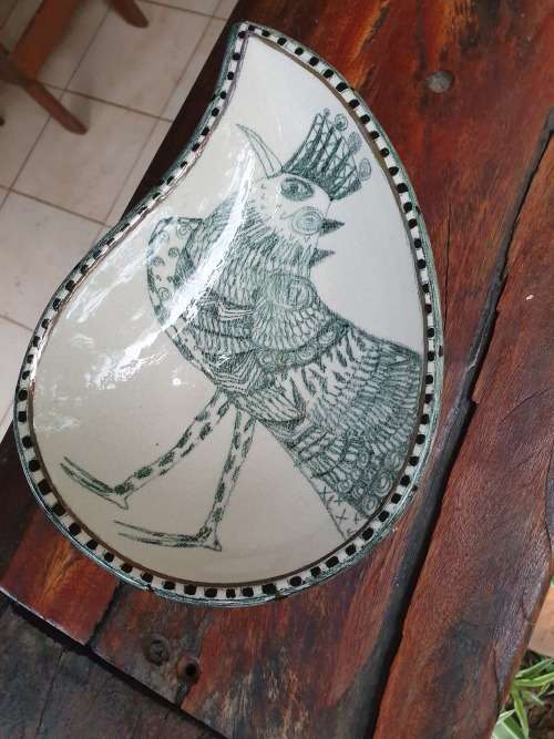 UNIQUE & QUIRKY VINTAGE LINDA HOJEM CERAMICS CRAZY CHICKEN BOWL WITH TRIPOD FEET (SIGNED AT BASE)