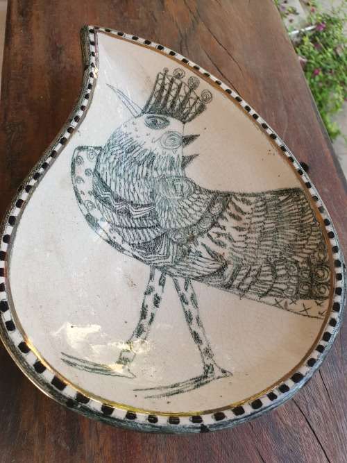 UNIQUE & QUIRKY VINTAGE LINDA HOJEM CERAMICS CRAZY CHICKEN BOWL WITH TRIPOD FEET (SIGNED AT BASE)