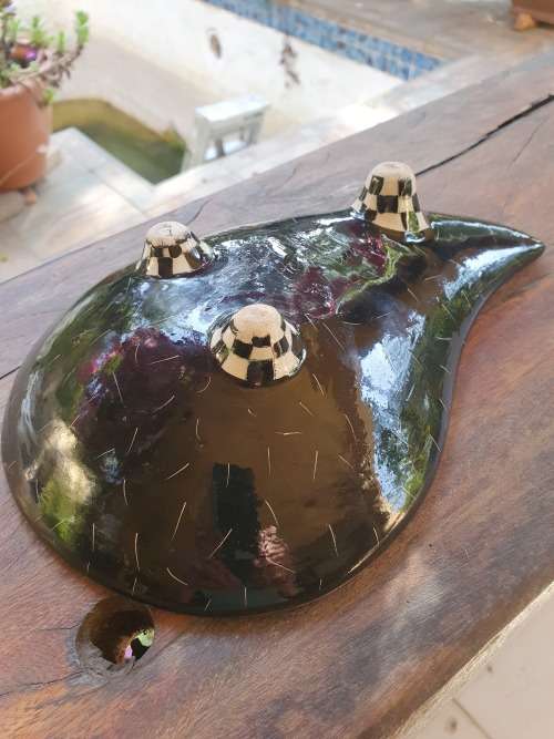 UNIQUE & QUIRKY VINTAGE LINDA HOJEM CERAMICS CRAZY CHICKEN BOWL WITH TRIPOD FEET (SIGNED AT BASE)
