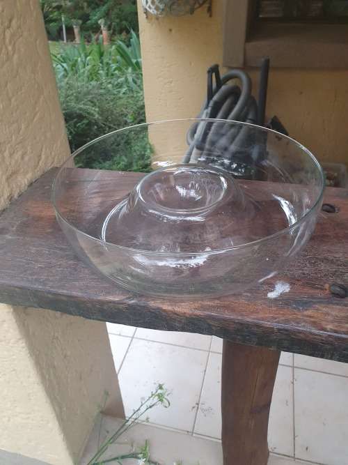 ROUND DEEP SERVING GLASS BOWL WITH CENTRAL DIP HOLDER PIECE