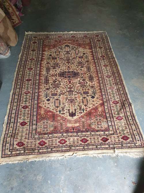 BEAUTIFUL DETAILED VERY FINELY HAND KNOTTED ORIENTAL / PERSIAN CARPET FLORAL ETC