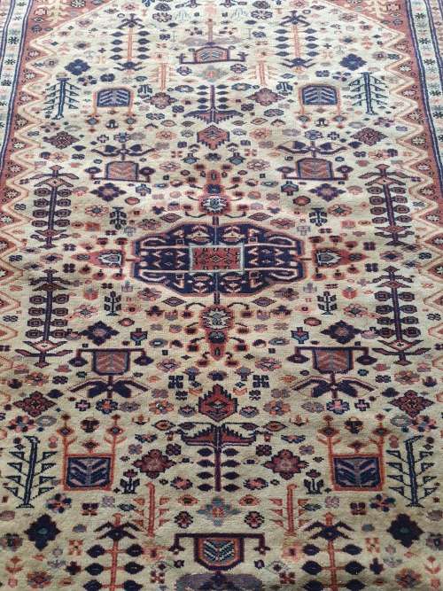 BEAUTIFUL DETAILED VERY FINELY HAND KNOTTED ORIENTAL / PERSIAN CARPET FLORAL ETC