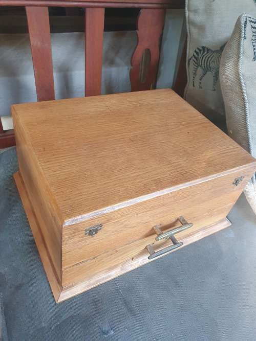 REDUCED LOVE THIS VINTAGE OAK CUTLERY BOX WITH LID AND TWO DRAWERS WITH ONEIDA 8 SETTING CUTLERY SET