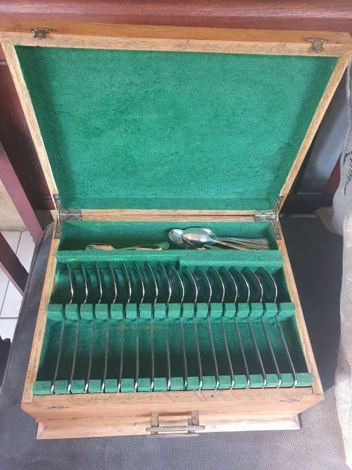 REDUCED LOVE THIS VINTAGE OAK CUTLERY BOX WITH LID AND TWO DRAWERS WITH ONEIDA 8 SETTING CUTLERY SET