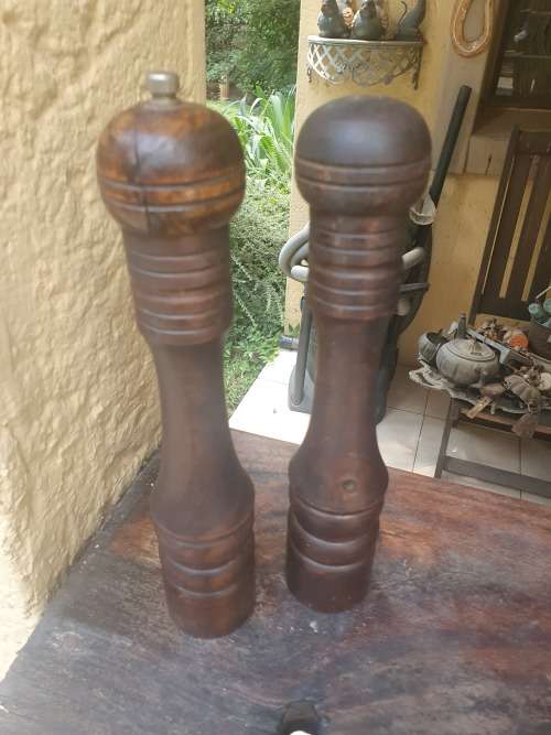 WOOD SALT and PEPPER GRINDER SET