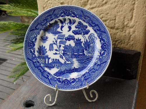 REKNOWNED BLUE & WHITE SWALLOW PATTERN SIDE PLATE. REALLY LOVELY, NO MARKINGS