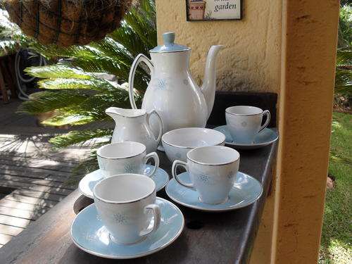 W H GRINDLEY & CO LTD BEAUTIFUL NEARLY COMPLETE COFFEE SET UNDER THE TRADE MARK WHITE SATIN MUST SEE