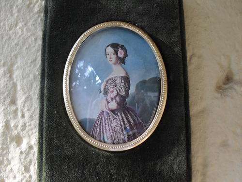 MADE IN ITALY, VELVET FRAMED PRINT OF LADY WITH BRASS LOOK SURROUND & TASSEL