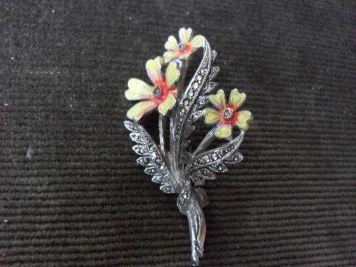 THIS IS A REALLY SPECIAL MARQUISITE BROOCH. LOVELY COLOURED ENAMEL??  DAISIES  WITH FOLIAGE, SUPER!