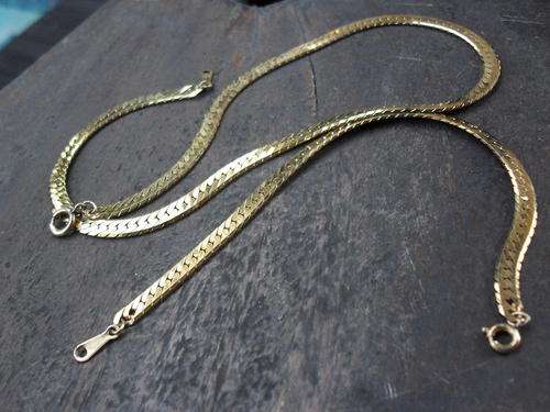 18KT GOLD LAYERED (LIKE ROLLED GOLD) CHAIN NECKLACE & MATCHING BRACELET. NICE! DO TAKE A PEEP