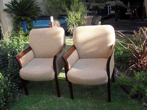 YEBO! YEAH ABSOLUTELY YES!!!! 2 G-O-R-G-E-O-U-S VINTAGE?? EASY CHAIRS....NICE UPHOLSTERY!