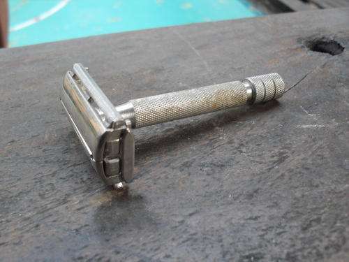 UNREAL! VINTAGE  1940'S? 1950'S? GILLETTE MADE IN ENGLAND SUPER SPEEDY? SAFEY RAZOR