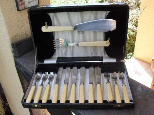 BEAUTIFUL BOXED SET OF BONE HANDLE SILVER PLATED FISH KNIVES, FORKS & SERVERS BY ROBERT STUART