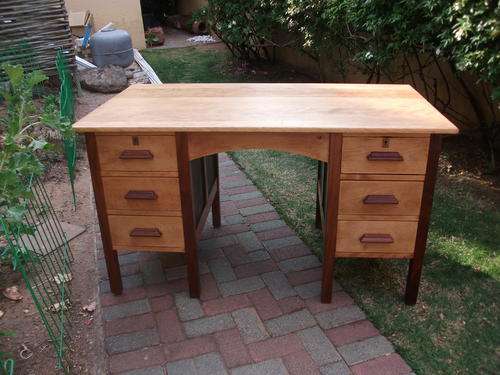 I HAVE NOT OFTEN SEEN ASH WOOD.  BEAUTIFUL CONTRASTING ASH + OTHER WOOD  6 DRAWER DESK AWESOME!