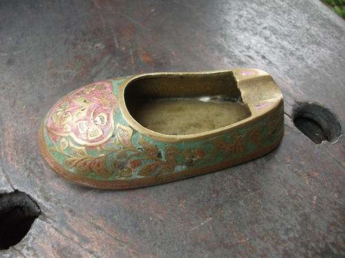 VERY CUTE SMALL CHINESE/ORIENTAL LOOKING SLIPPER SHOE BRASS ASHTRAY WITH COLOUR DETAIL