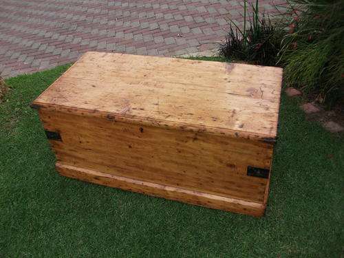 ABSOLUTELY GORGEOUS DOVETAILED OREGON KIST WITH ORIGINAL HARDWARE! WORTH A SECOND/THIRD LOOK!