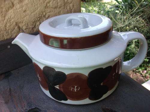 RETRO & ABSOLUTELY GORGEOUS ARABIA FINLAND TEAPOT HAS STRAINER PIECE. WHITE WITH FLORAL DETAIL