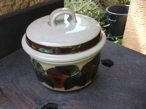 RETRO VINTAGE ARABIA FINLAND RUIJA TROUBADOR BOWL WITH LID FRUIT & LEAVES BROWN'S