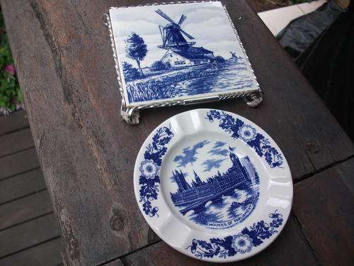 2 PIECES OF DELFT LIKE ITEMS ASH TRAY COMMERATIVE & DUTCH  SCENE TILE WITH STAND