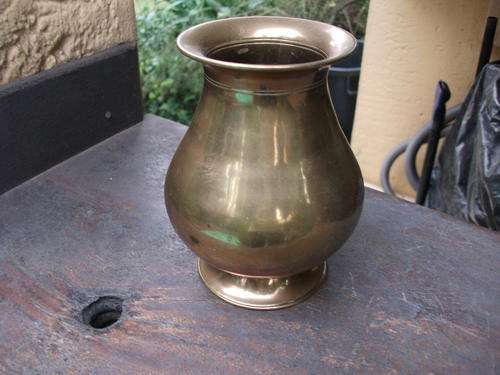 NICE SIZE SIMPLE YET ELEGANT BRASS VASE