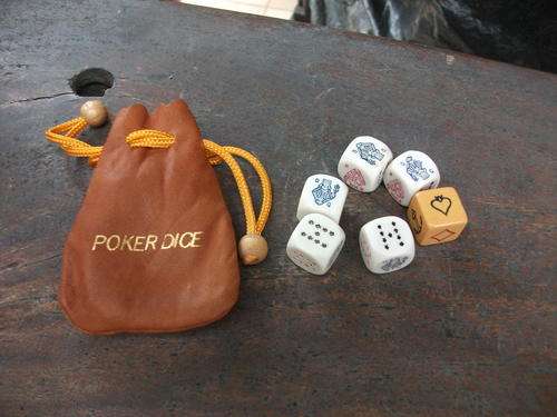VINTAGE SET OF POKER DICE + 1 IN A LEATHER POUCH