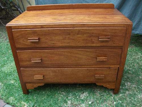 VINTAGE SOLID WOOD CHEST OF 3 DRAWERS. TAKE A LOOK!