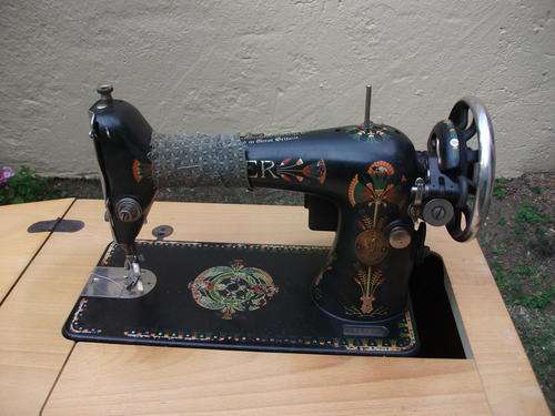 1922 VINTAGE SINGER SEWING MACHINE IN NOT VERY NICE CABINET. LOVELY COLLECTOR'S PIECE